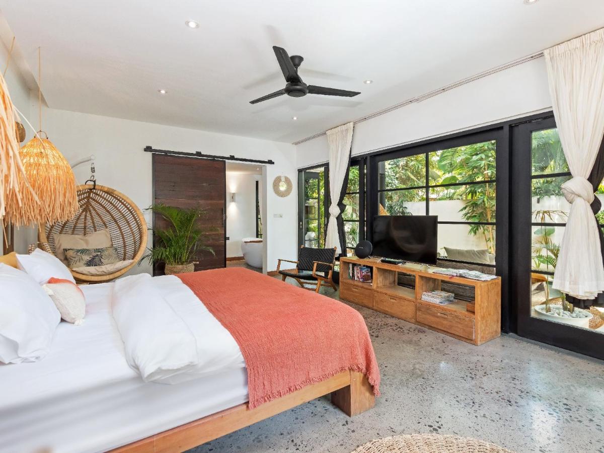 Lora Villa *