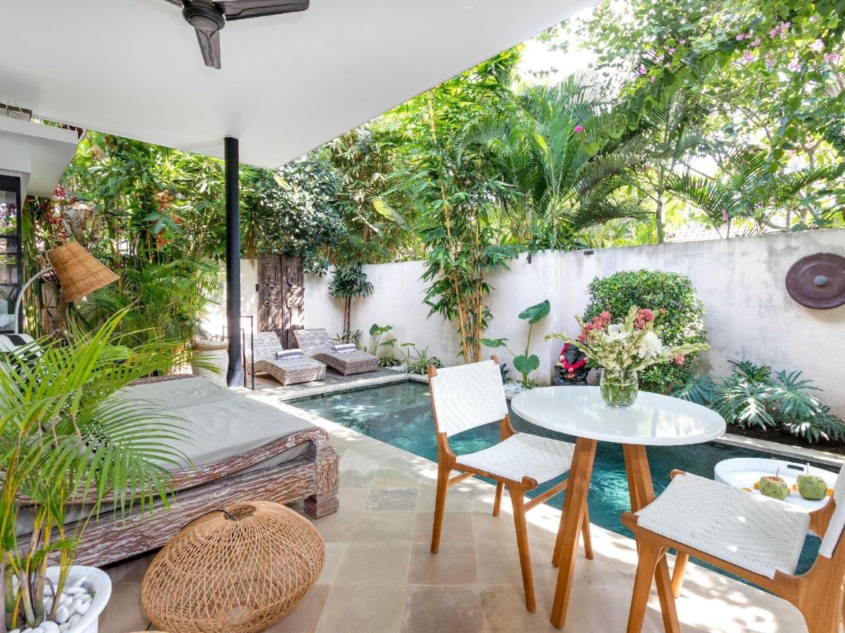 Lora Villa *